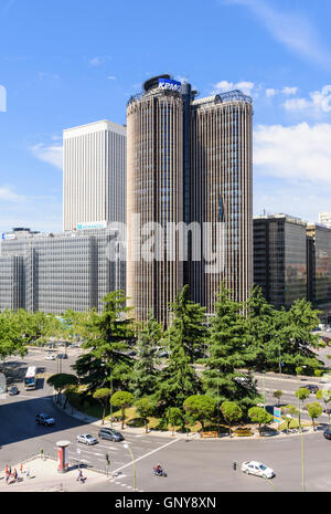 La Torre Europa grattacielo e Plaza de Lima nel quartiere finanziario di Madrid, Spagna Foto Stock