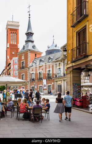 Il Barocco Palacio de Santa Cruz e la torre della Iglesia de la Santa Cruz affacciato sulla vita di strada di Madrid in Spagna Foto Stock