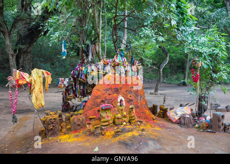 Madurai, India - 19 Ottobre 2013: albero tenendo le donazioni con significato di fertilità sta dietro al vecchio serpente colorato hill, santuario t Foto Stock