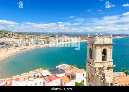 Viste dal Papa Luna il castello di oltre l'Eremo torre campanaria e la città vecchia verso la località balneare di Playa Norte, Peniscola, Spagna Foto Stock