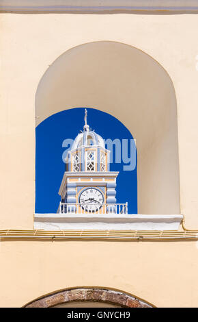 Arch incorniciato torre campanaria del San Giovanni Battista nella cattedrale di Fira, Santorini, Cicladi Grecia Foto Stock