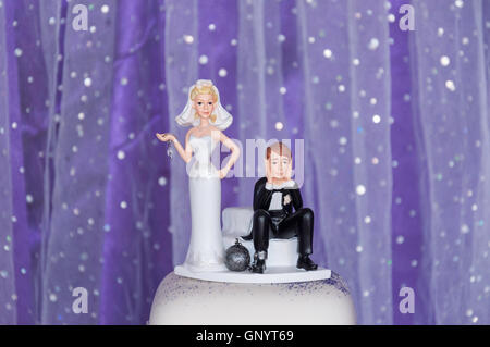 Divertente la sposa e lo sposo figure sulla parte superiore della torta di nozze, Staines-upon-Thames, Surrey, England, Regno Unito Foto Stock