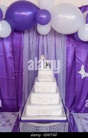 Divertente la sposa e lo sposo figure sulla parte superiore della torta di nozze, Staines-upon-Thames, Surrey, England, Regno Unito Foto Stock