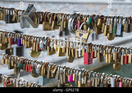 Amore si blocca su Butcher's Bridge a Lubiana, capitale della Slovenia Foto Stock