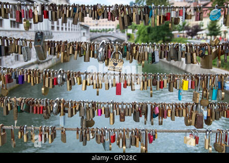 Amore si blocca sulla macelleria Ponte e ponte triplo a Lubiana, capitale della Slovenia Foto Stock