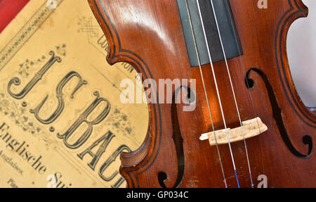 Il tedesco antico violino e note. Vecchio violino, copia di Majini realizzata in Sassonia, nel XIX secolo. Foto Stock