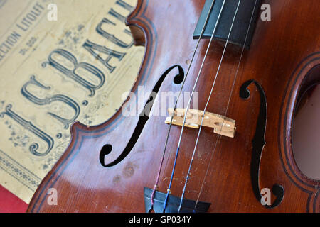 Il tedesco antico violino e note. Vecchio violino, copia di Majini realizzata in Sassonia, nel XIX secolo. Foto Stock