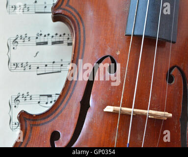 Il tedesco antico violino e note. Vecchio violino, copia di Majini realizzata in Sassonia, nel XIX secolo. Foto Stock