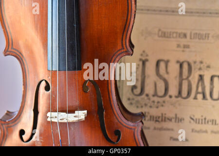 Il tedesco antico violino e note. Vecchio violino, copia di Majini realizzata in Sassonia, nel XIX secolo. Foto Stock