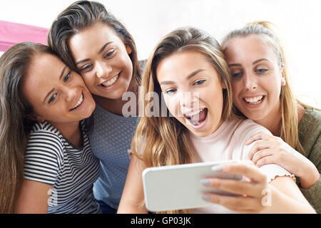 Un gruppo di ragazze adolescenti tenendo Selfie sul telefono cellulare Foto Stock