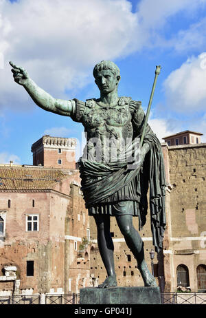 Augusto Monumento in bronzo nella parte anteriore dei Fori Imperiali, nel centro di Roma Foto Stock