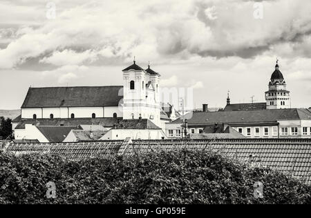 La Chiesa Gesuita e la chiesa parrocchiale di San Michele Arcangelo in Skalica, Repubblica slovacca. Luogo di culto. Il patrimonio culturale. Foto Stock