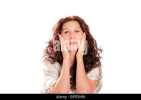 Attraente donna matura controllare le rughe e lo stiramento della cute durante la applicazione di anti-invecchiamento della crema di latte Foto Stock