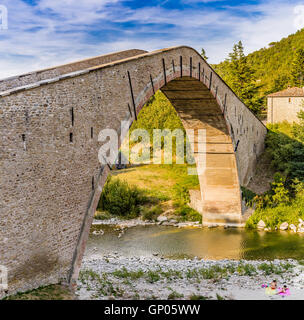 500 anni hog backed Rinascimento ponte di collegamento tra due rive con singolo span in campagna italiana Foto Stock