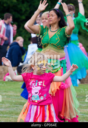 Faccia dipinta bambina si unisce alla danza del ventre Foto Stock