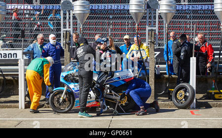 Michael Dunlop, vincitore di gara, ai box con la ruota posteriore è cambiata durante il classico Superbike TT race 2016 Foto Stock