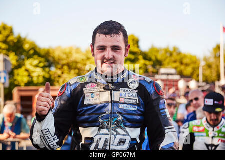 Michael Dunlop vincitore, in TT classic superbike al Manx Festival di motociclismo 2016. Foto Stock