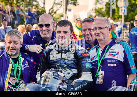 Michael Dunlop vincitore, in TT classic superbike al Manx Festival di motociclismo 2016 con i membri del team Foto Stock