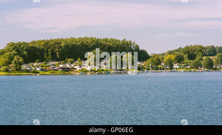 Area ricreativa, il lago e la foresta, bevertalsperre la sera sun Foto Stock