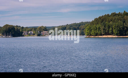 Vista sulla bevertalsperre area ricreativa in Germania Foto Stock