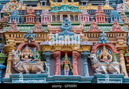 Due tori, Shiva e tre figure di Madurai. Foto Stock