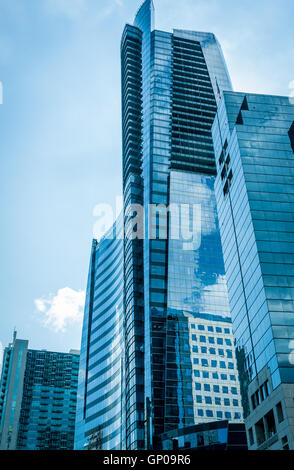 Torreggianti highrises di vetro lungo Peachtree Street in Atlanta, Georgia del prestigioso quartiere di Buckhead. (USA) Foto Stock