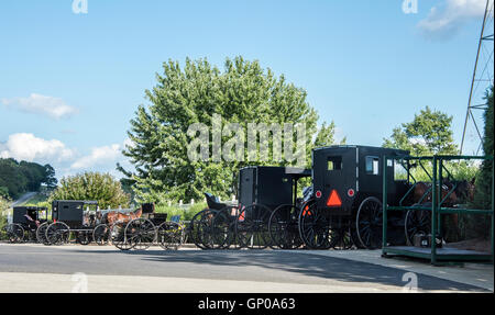 Sei Amish buggy è parcheggiato a locale commerciale di fascino Ohio Foto Stock