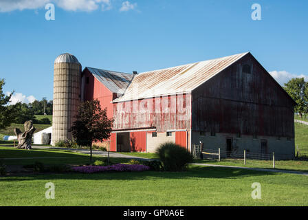 Fattoria Amish con granaio rosso e silo lungo la strada rurale nella contea di Holmes Ohio Foto Stock