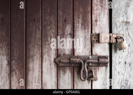 Bloccato vecchia porta di legno con lucchetto arrugginito, copia dello spazio. Foto Stock