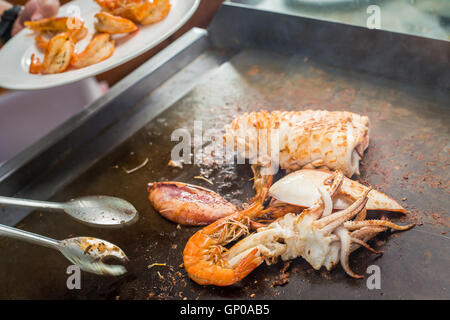 Deliziosi frutti di mare alla griglia su pan, close up Foto Stock