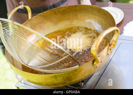 Gamberi fritti cottura in pentola di ottone, cucina thailandese, il corso di cucina tailandese organizzato. Foto Stock