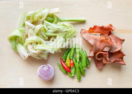 Standard di ingredienti a base di erbe per tailandese zuppa piccante, minestra acida, curry. Vista dall'alto su utensili di legno. Foto Stock