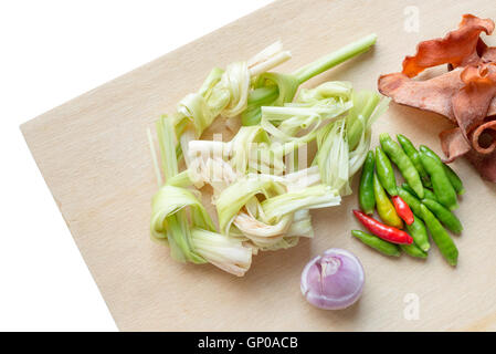 Standard di ingredienti a base di erbe per tailandese zuppa piccante, minestra acida, curry. Vista dall'alto su utensili di legno. Isolato su sfondo bianco. Co Foto Stock