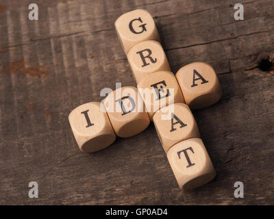 Dadi in legno con il cruciverba grande idea su un tavolo rustico Foto Stock