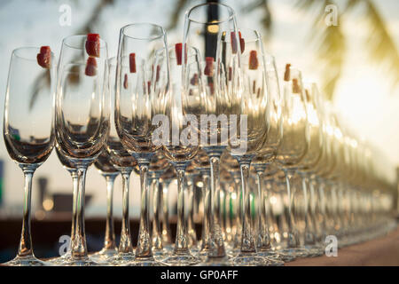 Gruppo di vuoto bicchieri da cocktail con focolare forma di cocomero sulla sommità preparando sulla tavola per la festa. Foto Stock