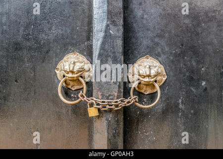 Antico cancello in legno con due porte di respingente anelli Foto Stock