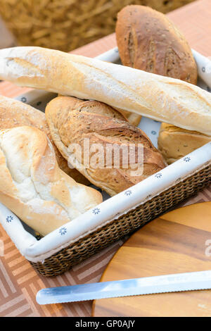 Pane cotto nel cesto su sfondo tabella Foto Stock