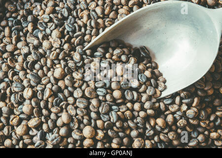 Chicchi di caffè tostati in cesto con alluminio siviera. copia di spazio. Foto Stock