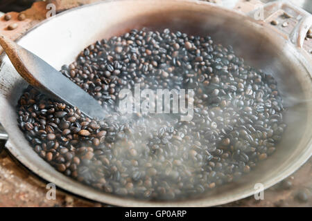 Tradizionale la tostatura i chicchi di caffè in padella. Foto Stock