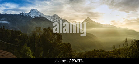 Vista panoramica del picco himalayano il 6993 ms. monte Machhapuchhare-Fish Coda e Annapurna Sud, Nepal. Foto Stock