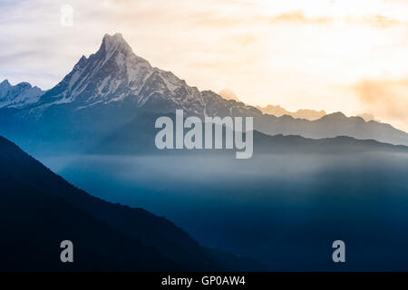 Vista del picco himalayano il 6993 ms. monte Machhapuchhare-Fish Coda, Nepal. Foto Stock