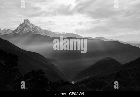 Vista del picco himalayano il 6993 ms. monte Machhapuchhare-Fish Coda, Nepal. In bianco e nero. Foto Stock