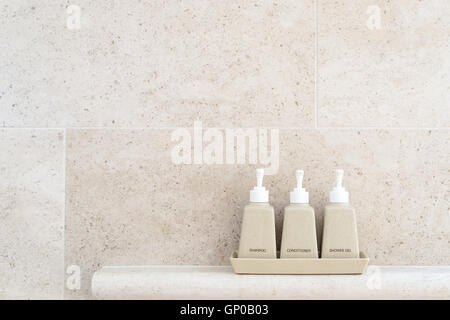 Articoli da toeletta tubo in un hotel di lusso, gel doccia, shampoo e balsamo per capelli in ceramica. Copia dello spazio. Foto Stock
