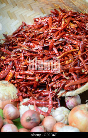 Peperoncino essiccato ingredienti attivi per la cucina Tailandese prepara nel contenitore di vimini sul tavolo. cucina thailandese. Corso di cucina tailandese organizzato. sele Foto Stock