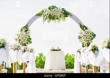 Stile semplice arco per matrimoni e decorazioni, sede di installazione su spiaggia tropicale, outdoor matrimonio sulla spiaggia. Foto Stock