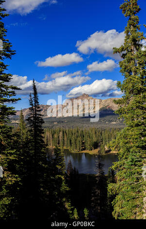 Vista verticale di Hayden e Picco Moosehorn Lago nelle montagne Uinta preso dal vicino a Bald Mountain Pass sull'Autostrada 150 Foto Stock