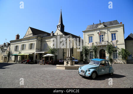 Citroen 2CV classico auto nel centro del grazioso villaggio francese Foto Stock