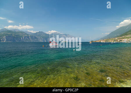 Yacht ormeggiato sul Lago di Garda, Italia con paesaggio di montagna Foto Stock