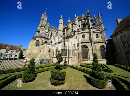 Vecchia città francese di Senlis vicino a Parigi in Picardie, Francia, cattedrale, Chiesa medievale e guglie Foto Stock