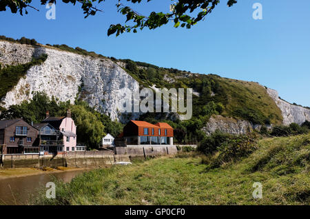 Il design moderno Riverside proprietà con il fiume Ouse in Lewes East Sussex Regno Unito - in acciaio corten house Foto Stock